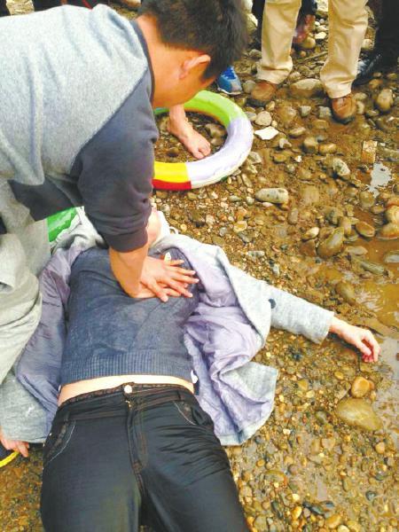 对投江者实施急救.