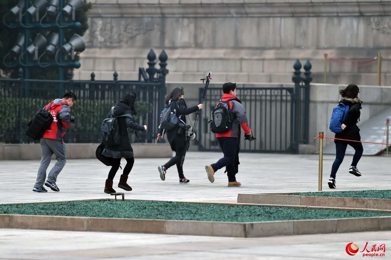 记者们跑步安检入场,抢占会议有利座位。(人民网记者翁奇羽 摄)