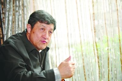 曹耘山和曹宏 记者彭年 摄毛泽民外孙曹宏曹耘山披露"外公曾用床架作