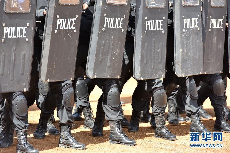 在利比里亚格林维尔,中国维和警察防暴队队员进行防暴队形演练(2015年
