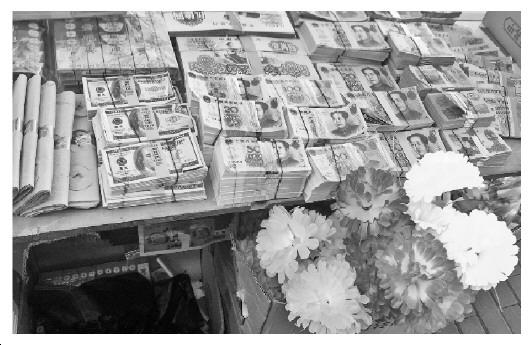 韩丹东 摄河北省廊坊市兴安市场内一处批发冥币的摊点.