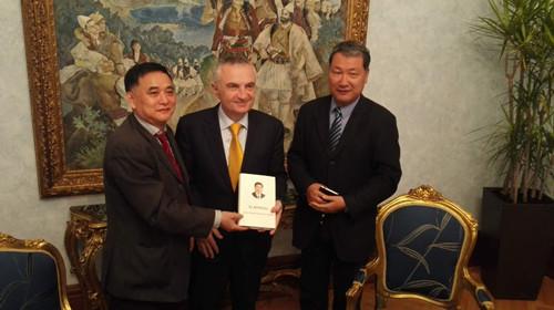 �µ�����ŷ��ʱ�����糤����(��)����������ŷ����̳�����糤���Ľ�(��)�򰢶������ǹ����鳤��������÷��(��)����ϰ��ƽӢ���ļ����ι����(��������ŷ����̳��)