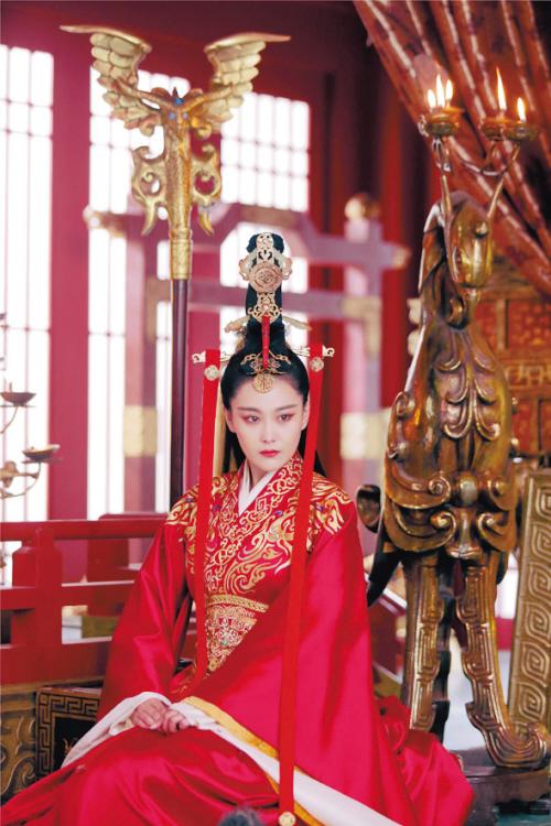 思美人张馨予戎装红装无缝切换发饰七八斤