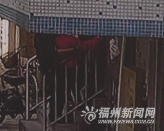 8��Ů���Լ�¥����İ�������� ��ؼ�¼����һĻ