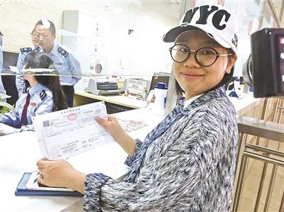 范女士昨日购房比营改增之前税负降低近9000元 摄影/本报记者 任笑元