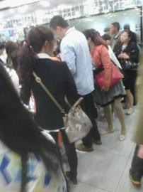 游客称,圈中男子强制要求购物。