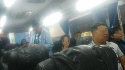 游客称,圈中男子为强制要求购物者。