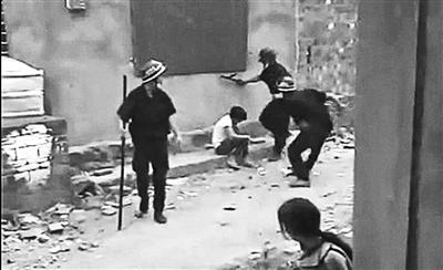 “执法人员殴打民众”的视频截图