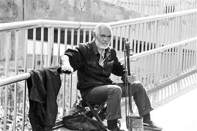 老李在天桥上拉琴 摄影/陈振海