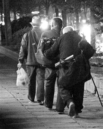 黄昏时分,“师兄”带着两位老人回住处 摄影/曾小琴
