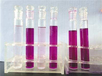 实验结果显示,5种样品中,4种都变成了紫色,说明其中含有二氧化硫。其中最左边为用于对比的空白管。