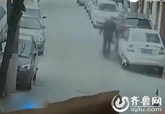 监控中老人连续划伤了多辆轿车