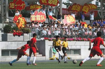 4��25�գ�����ʵ��Сѧ���ݽ�У�������������������߱������¾������� Ѧ�B ��