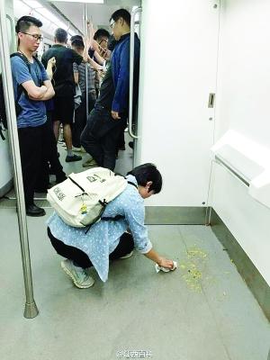 女孩地铁内清理他人呕吐物 被赞"最美地铁女乘客"