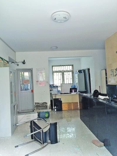 郑州一小区频停电业主砸了物业部 回应:遗留纠纷