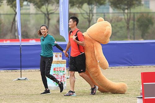 来吧冠军伊一与张培萌牵手演偶像剧图