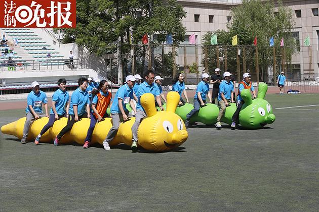 趣味运动会6人骑巨型毛毛虫上跑道图