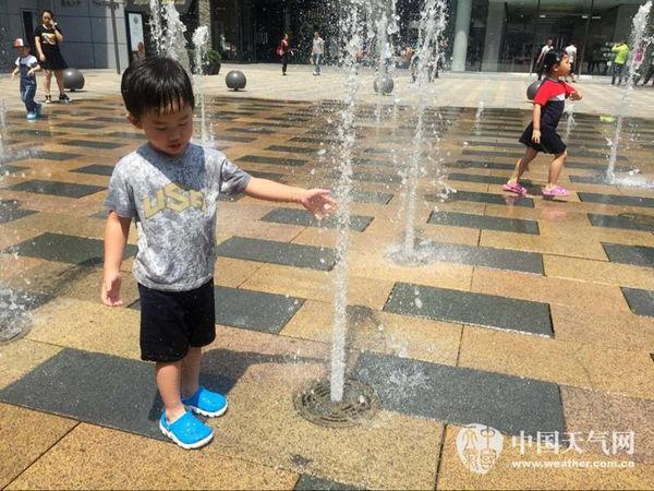 南方9省区迎强降雨 内蒙古东北全国最热