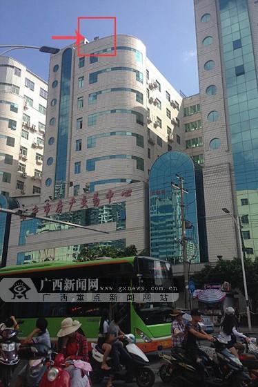 南宁女子因感情纠纷在房产大厦楼顶欲跳楼 已脱险