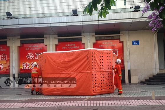 南宁女子因感情纠纷在房产大厦楼顶欲跳楼 已脱险