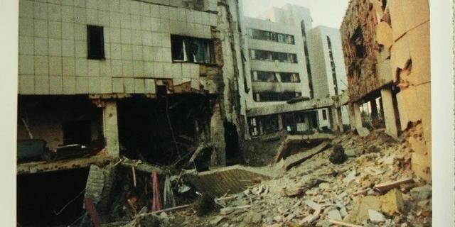 ����ʱ��5��7����ҹ��������Ϊ�׵ı�Լ��Ȼ�������˽��к�ը���õ���Ұ��Ϯ�����ҹ�פ�����˴�ʹ�ݡ�ԭ��Ư�������ɵ�ʹ��˲���ΪһƬ���档