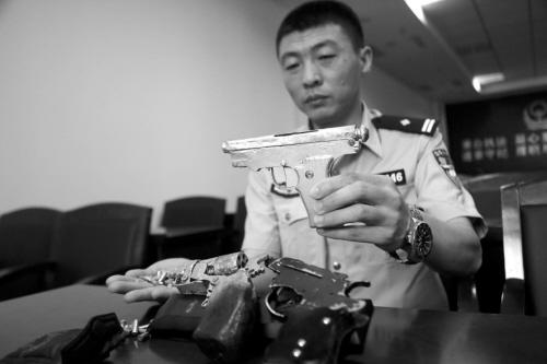 男子网购火柴枪改成钢珠枪被刑拘均有杀伤力图