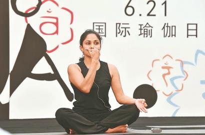 世界瑜伽日印度老师成都闹市区街头教瑜伽图