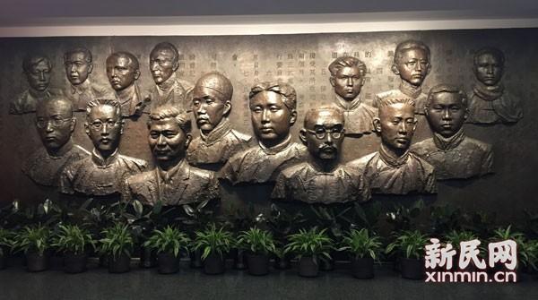 一大代表和2位共产国际代表的巨大半身浮雕为表现对象,以《中国共产党