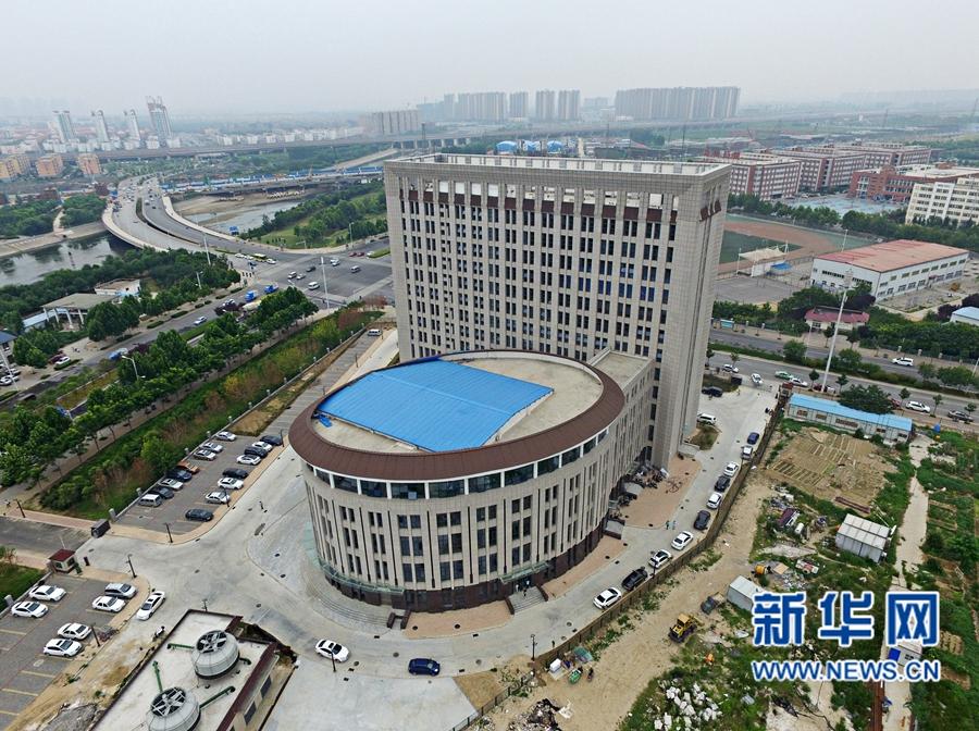 【无人机航拍】郑州：大学校园“马桶”楼