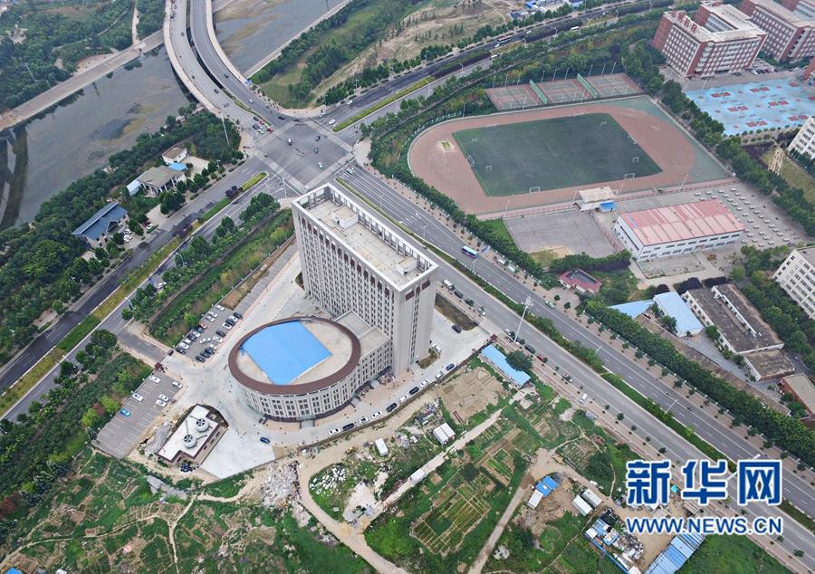 【无人机航拍】郑州：大学校园“马桶”楼
