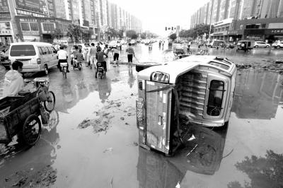 山洪“洗劫”辉县市树断房塌 12小时雨量值441毫米