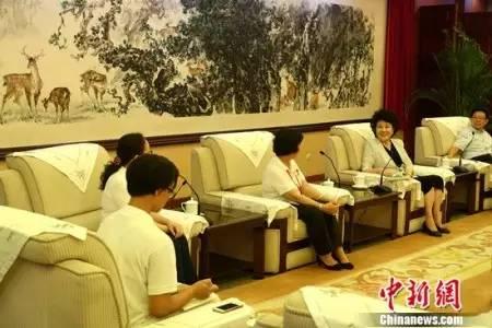 裘援平与小记者们亲切交流