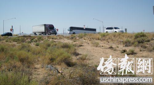 事发当日,商务车应大致在照片中旅游大巴停留的附近地段,一直被撞击至照片前方这片空地附近。(美国《侨报》/章宁