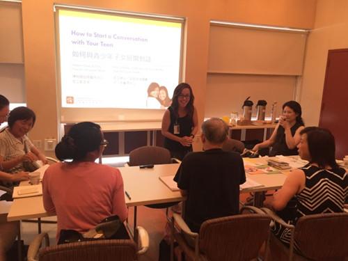 陈婉珊教民众如何与青少年展开对话。(美国《世界日报》/高梦梓