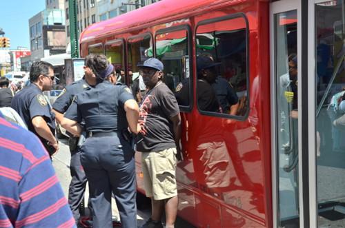 赌巴非洲裔乘客(右一)暴打华裔男子,被警方逮捕。(美国《世界日报》/朱泽人