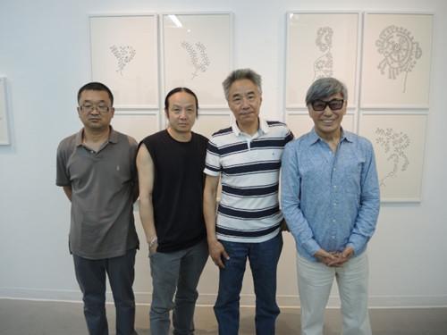 洪君植(左起)、画家刘悦、严力、周龙章邀请新诗爱好者参加“新诗朗诵会”,分享对诗歌的热爱。(美国《世界日报》/尹英姿