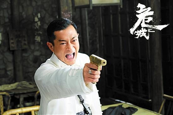 古天乐饰演的军阀少帅枪法狠辣●古天乐变最坏反派在《危城》中