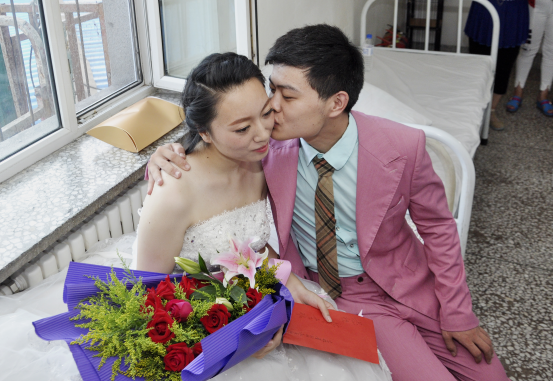 在婚礼上肝癌女孩魏平感觉如此幸福