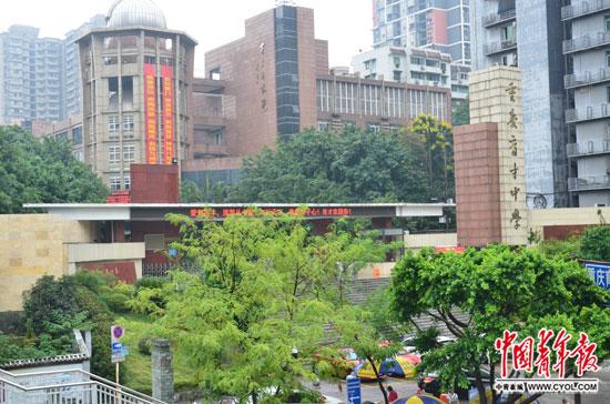 重庆育才中学大门.中国青年报·中青在线记者 王鑫昕/摄