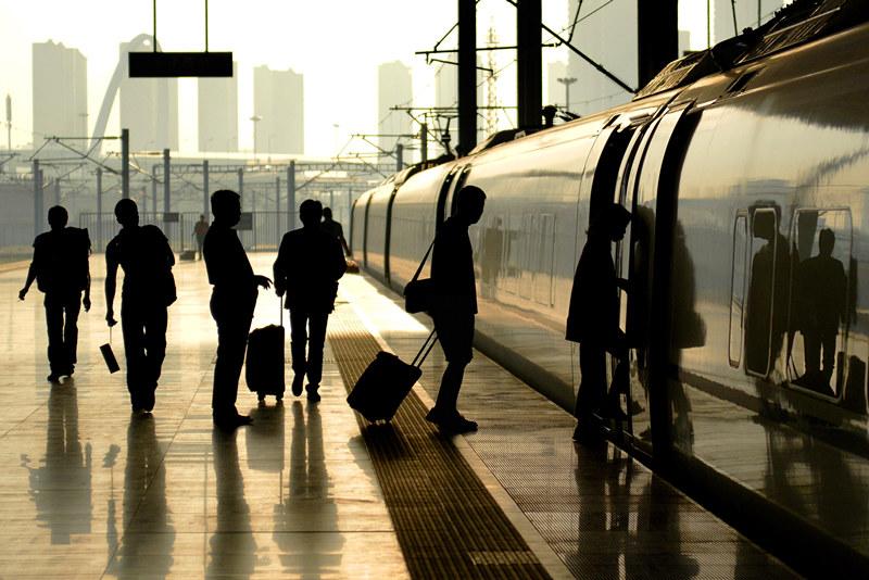 9月9日,旅客在天津西站登上高铁列车。新华社发