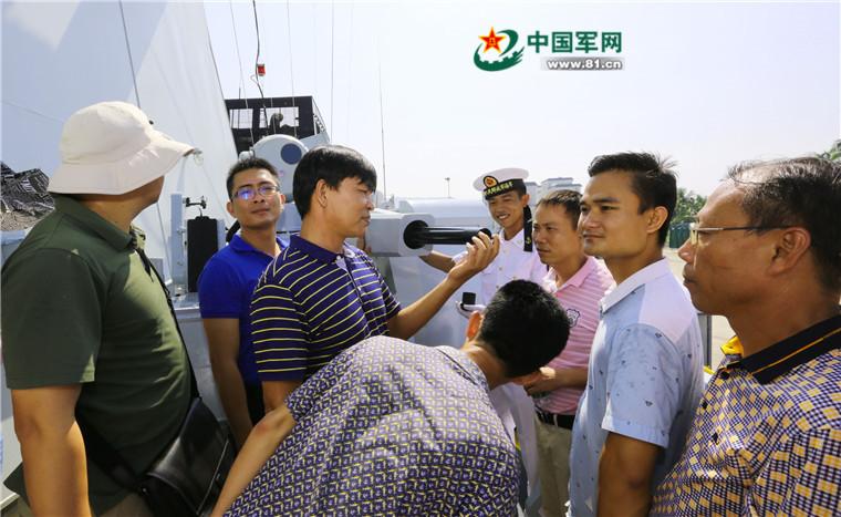 南海舰队某基地舰艇开放日300余人登舰参观图