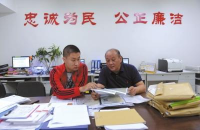 队员在对可疑银行账户进行核查。京华时报记者潘之望摄