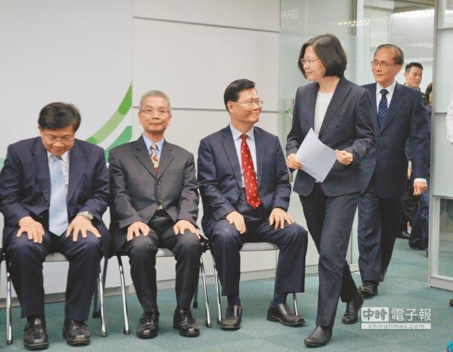 “金管委主委”丁克华3日请辞,成为林全“内阁”第一位请辞“部长”,任职4个多月。图为刚公布“内阁”人事时情景