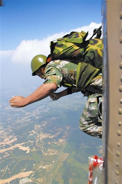多竖大拇指多添自信心 特战旅高风险跳伞瞬间(图)-中新网