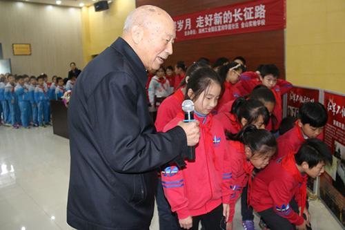 担任了多年警卫员,他见证了老一辈革命家坚韧的意志和艰苦奋斗的品质