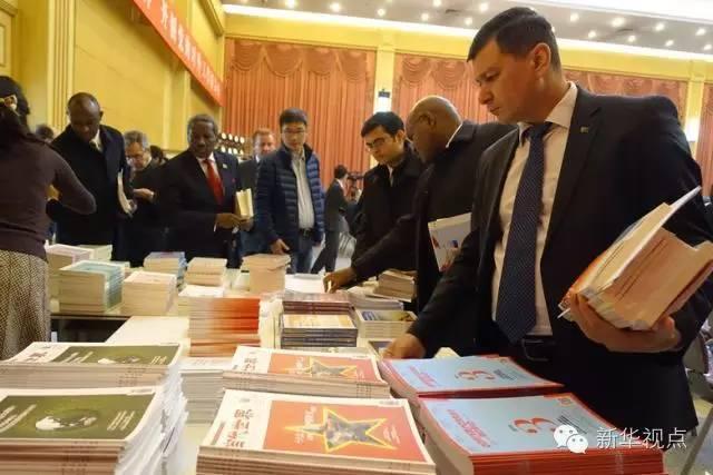 ��Щ�鿯���е��Ƕ��й�����Ľ��ܣ��е��Ƕ��й���������Ҫ����ĳɹ����������һЩ��������ѧ���ڿ����������������ȡ�ģ��������ǴӶ�Ƕȡ�ȫ��λ�˽��й���������ִ�������Ȼ�����ǻ��и���ͬ�㣬�Ǿ��Ƕ����֣�Ӣ������������������������������һ��Ҳ�����١�