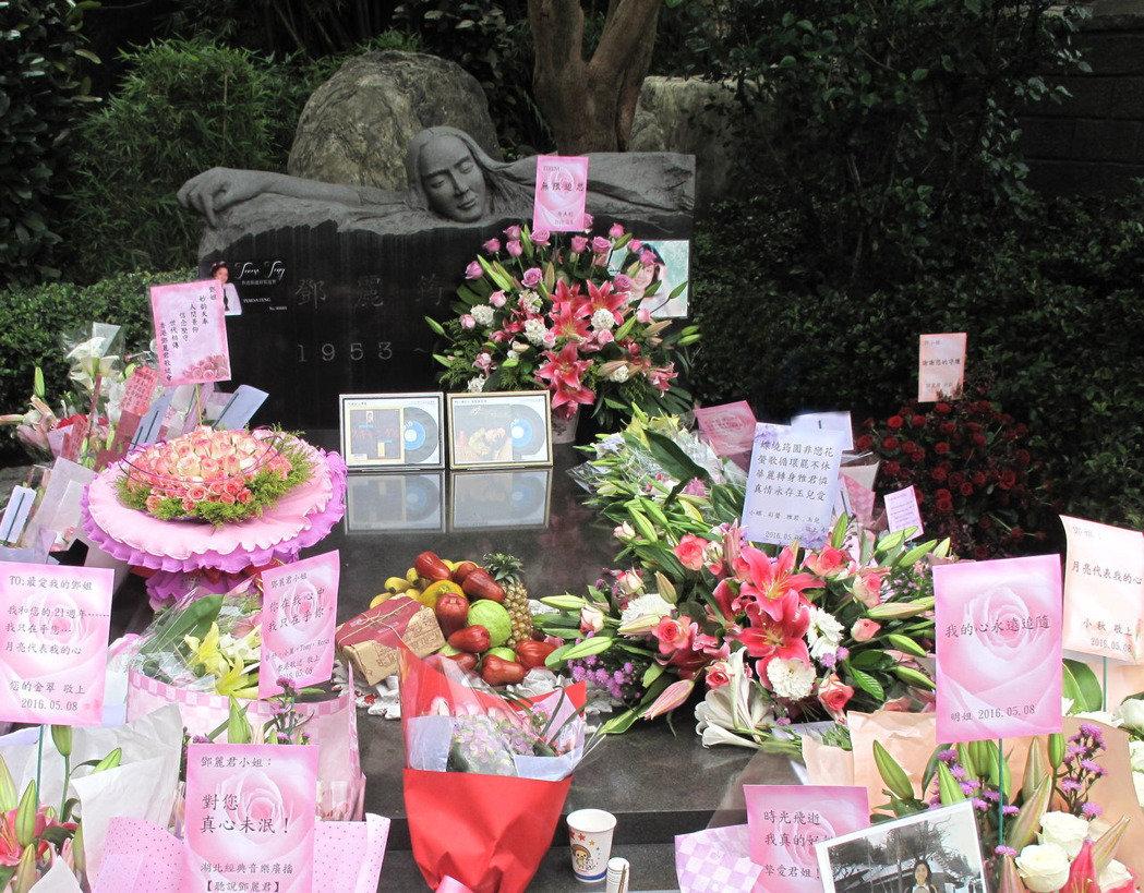 邓丽君墓碑遭毁损歌迷透露已长达17年图