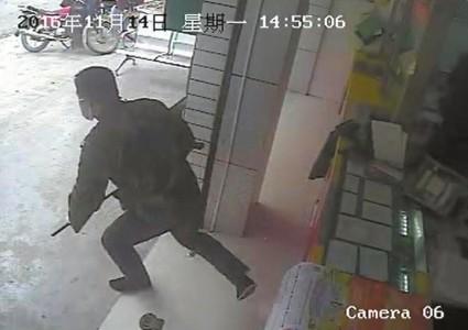 仓皇逃跑。
