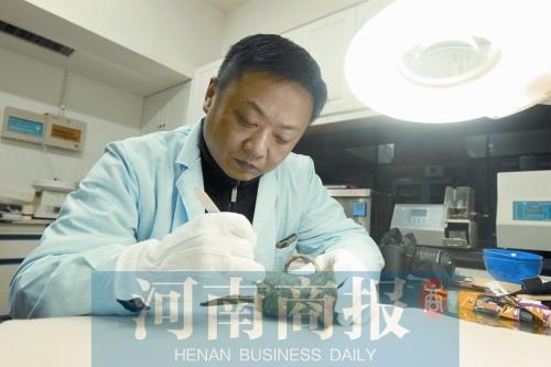 揭秘郑州文物修复师如何修复时光碎片