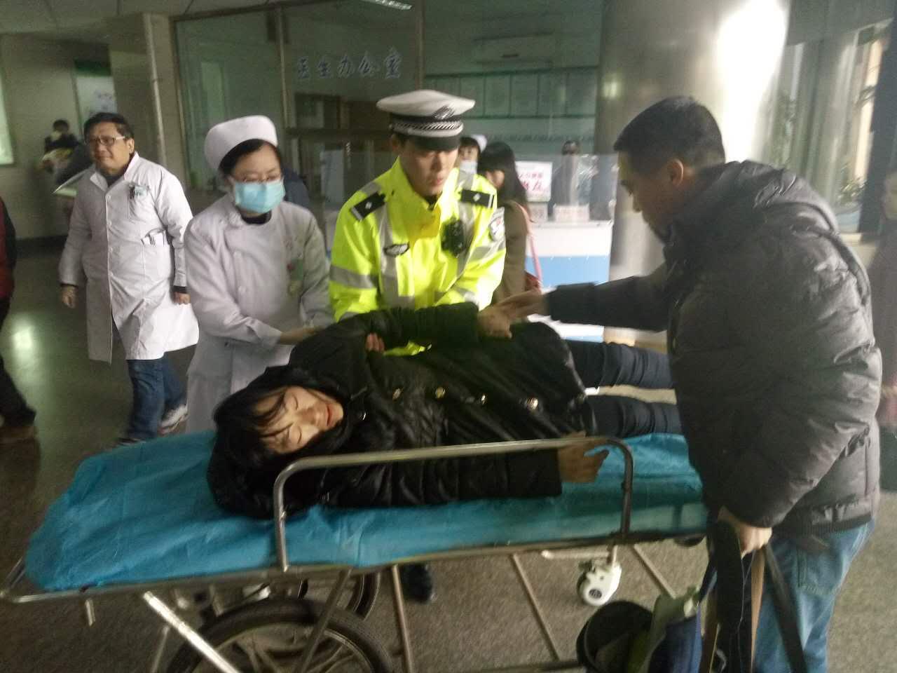 图为罗女士抵达医院